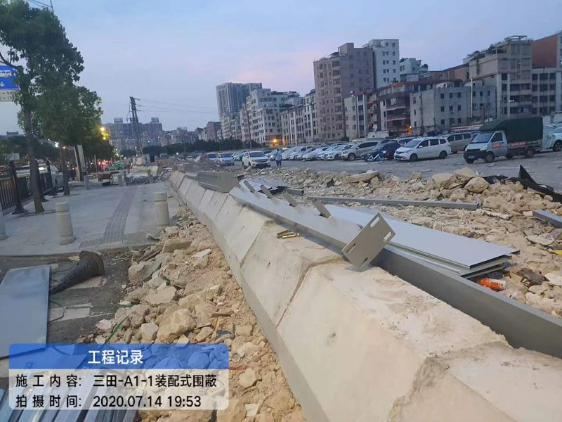 炎炎夏日中的装配式围挡